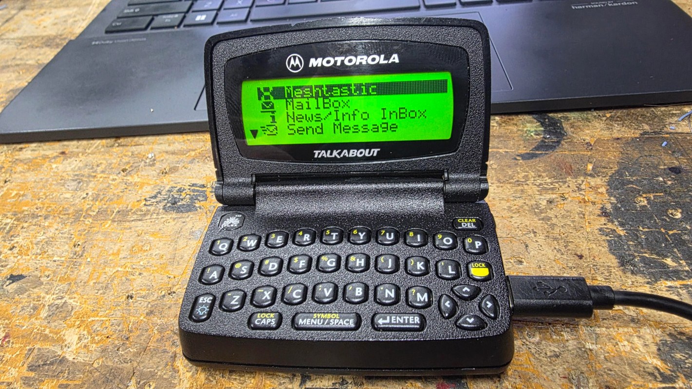 Motorola T900 после установки платы Meshtastic. Изображение: Hackaday.