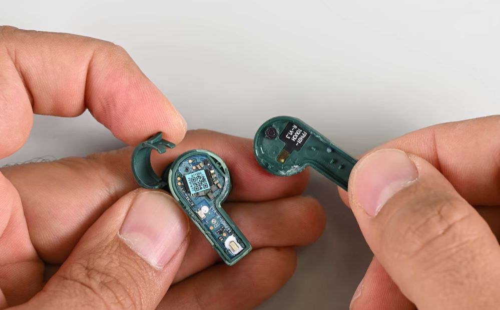 Fairbuds 2 во время разборки iFixit. Кадр из материала Hackaday.