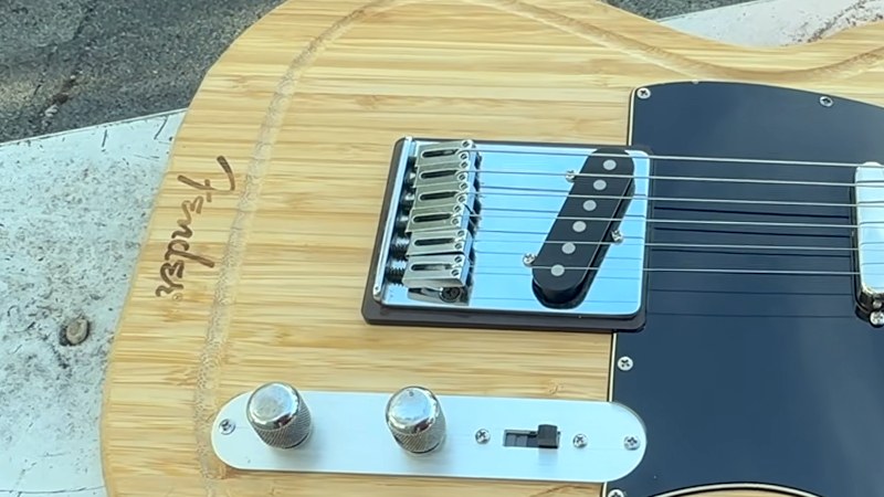 Гитара, собранная из разделочной доски Fender. Кадр из материала Hackaday.
