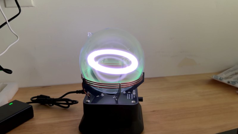 Кольцо плазмы в колбе с разреженным ксеноном. Кадр из материала Hackaday.