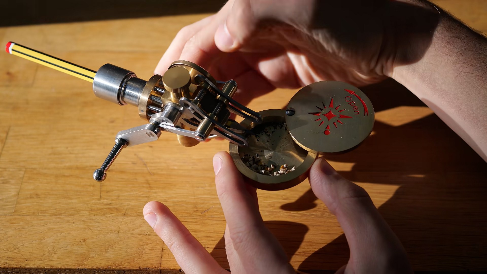 Механизм точилки с возвратно-поступающим ножом. Изображение из материала Hackaday.