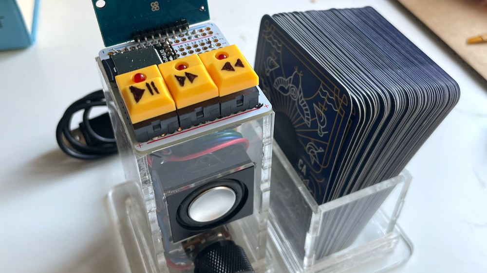 Birduino в прозрачном акриловом корпусе и колода карточек. Фото Ханны Робертсон через Hackaday.