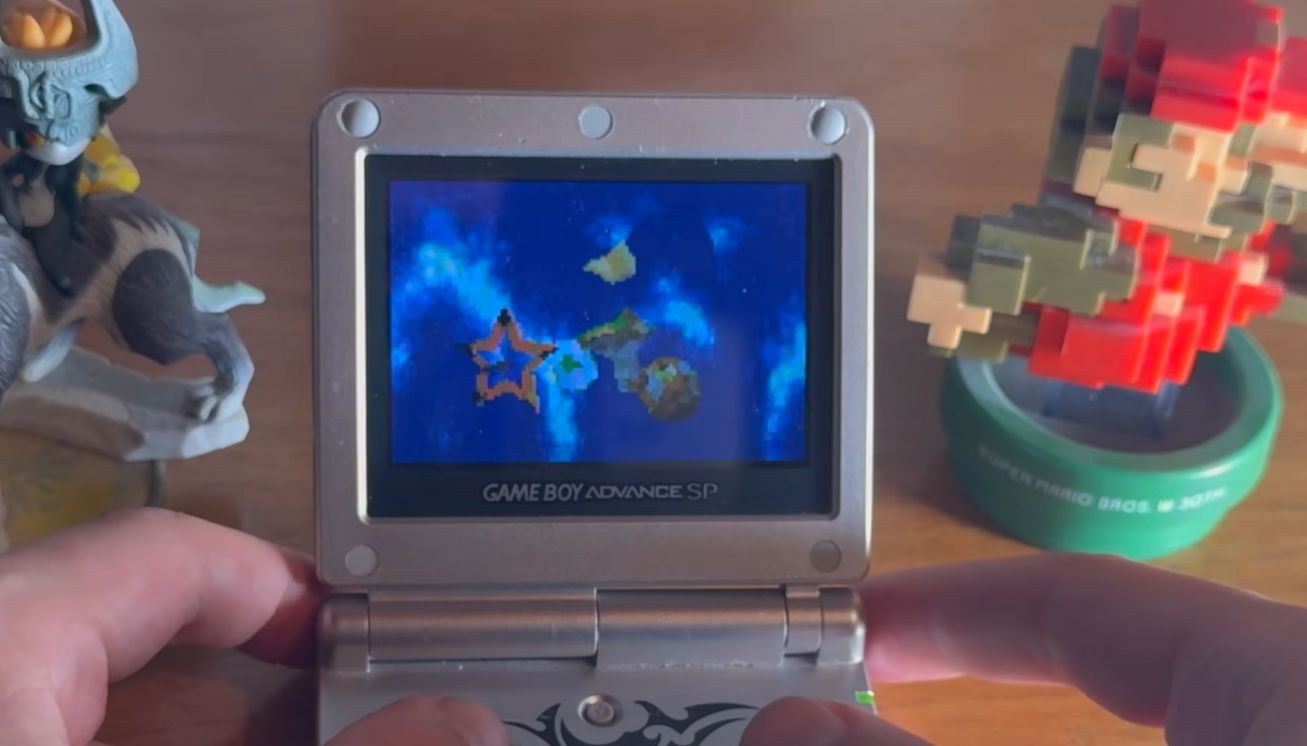 Super Mario Galaxy на экране Game Boy Advance. Кадр из демонстрации Тобиаса Фридли через Hackaday.